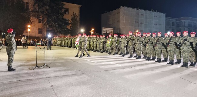 С тържествената заря-проверка пред Паметника на загиналите във войните шуменци завърши отбелязването на Трети март в областния град