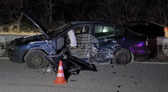 Млад шофьор е в болница, след като се е блъснал в дърво край пътя в участъка между Стара Загора и Нова Загора тази нощ