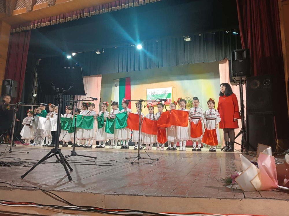 С венци, цветя и празничен концерт в Лозница почетоха героите на Освобождението