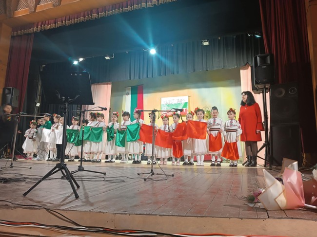 С венци, цветя и празничен концерт в Лозница почетоха героите на Освобождението