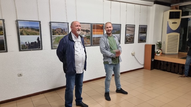 Смолянският фотограф Александър Караджов представи изложба от велообиколка на България по четирите ѝ граници
