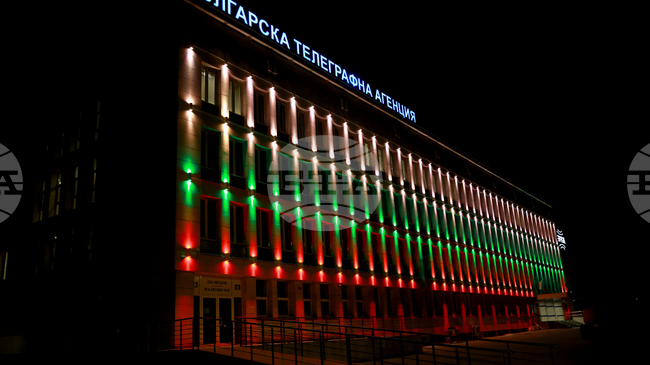По случай 3 март фасадата на БТА е осветена в цветовете на българския трибагреник