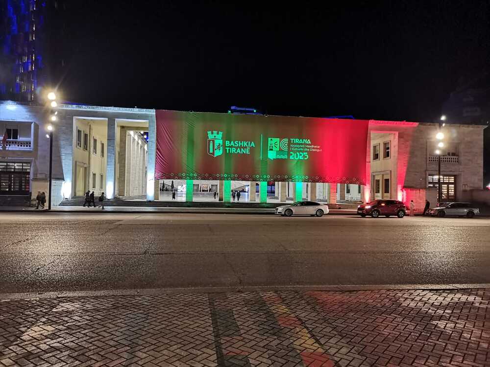 Знакови сгради в Тирана бяха осветени в бяло, зелено и червено по случай Трети март