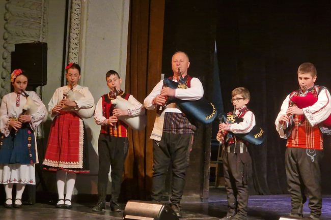 В Народно читалище „Напредък 1901“ в Разград се обучават 16 деца да свирят на гайда и тъпан