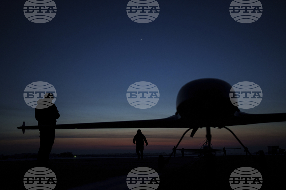 Руските сили за противовъздушна отбрана снощи са унищожили десетки украински дронове, казаха официални представители