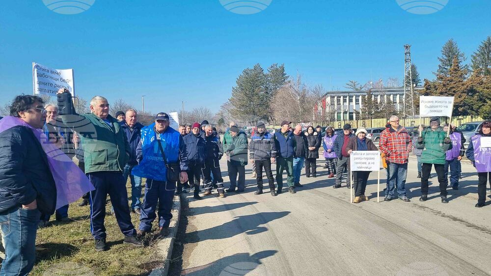 Protesting TEREM-Khan Krum Staff Block Sofia-Varna Road Traffic