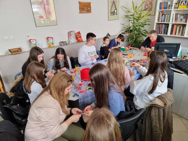 Деца от български произход отбелязаха Баба Марта в Българо-сръбския център във Враня