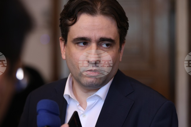 Ще предложа във вътрешна комисия да поискаме от МВР всички документи по случая с контрабандните цигари в Пловдив, каза Божидар Божанов