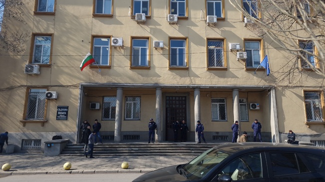 Съдът в Хасково остави в ареста обвиняем за опит да пренесе през границата с Турция марихуана за близо 400 хил. лева