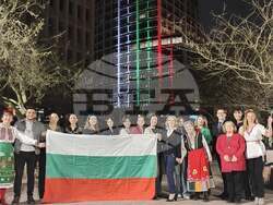 Българите в Лос Анджелис отбелязаха Трети март пред осветената в цветовете на националния  флаг сграда на общината 