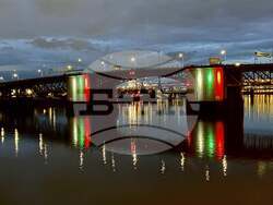 Българите в Лос Анджелис отбелязаха Трети март пред осветената в цветовете на националния  флаг сграда на общината 