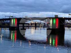 Българите в Лос Анджелис отбелязаха Трети март пред осветената в цветовете на националния  флаг сграда на общината 