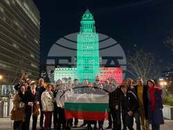 Българите в Лос Анджелис отбелязаха Трети март пред осветената в цветовете на националния  флаг сграда на общината 