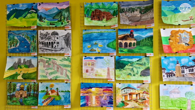 Изложба с рисунки от националния конкурс „Пейзаж от моята България“ е подредена в галерията на училището за приложни изкуства в Троян