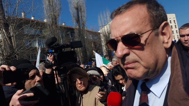 Ако не спрат репресиите срещу членове на „Демокрация, права и свободи – ДПС“, ще преосмислим участието си в подкрепа на парламентарното мнозинство, каза Джевдет Чакъров