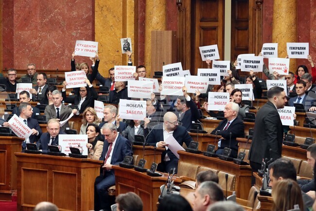 Сбиване и дим в сръбския парламент, който трябва да констатира оставката на сръбското правителство