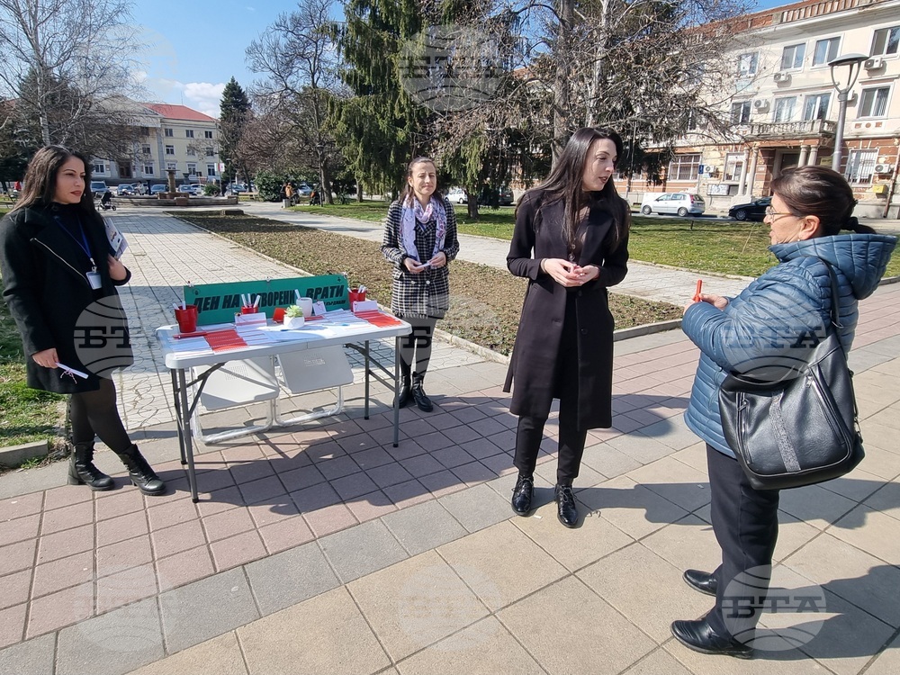 Информационна кампания на открито, с пожелание за здраве и мартенички, проведоха служителите на Бюрото по труда в Кърджали