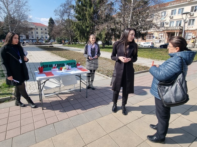 Информационна кампания на открито, с пожелание за здраве и мартенички, проведоха служителите на Бюрото по труда в Кърджали