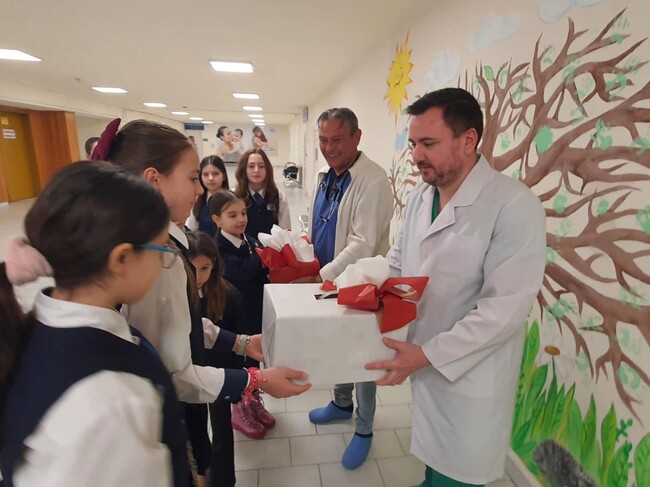 Ученици дариха апаратура на Първо педиатрично отделение в Университетската многопрофилна болница за активно лечение в Бургас