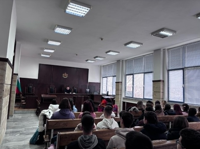 Съдия от Окръжния съд в Добрич разговаря с ученици за транспортните престъпления