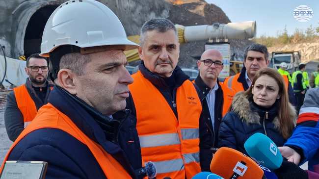 Налага се да действаме спешно и във възможно най-кратки срокове да намерим решение на проблемите с жп тунела в района на Вакарел, каза Гроздан Караджов
