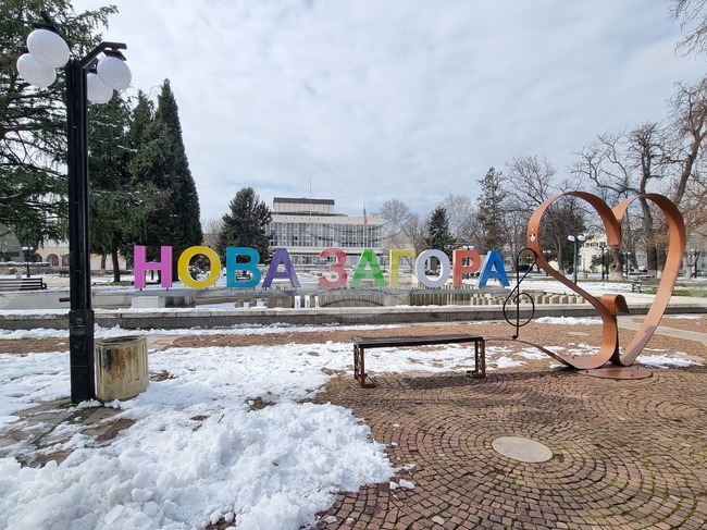 В Нова Загора днес ще грейнат светлините на коледната елха