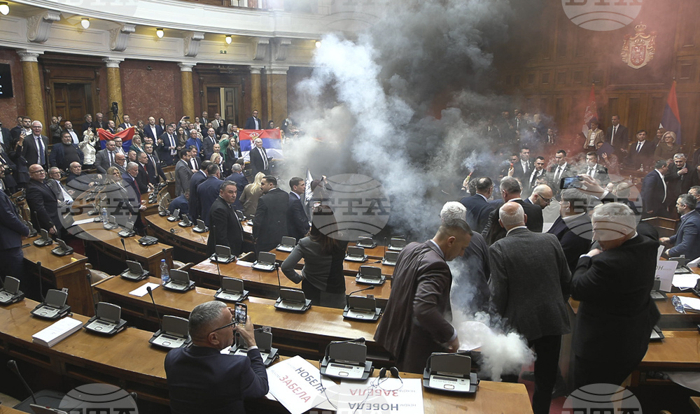 Три депутатки пострадаха, след като опозицията пусна димни бомби в сръбския парламент