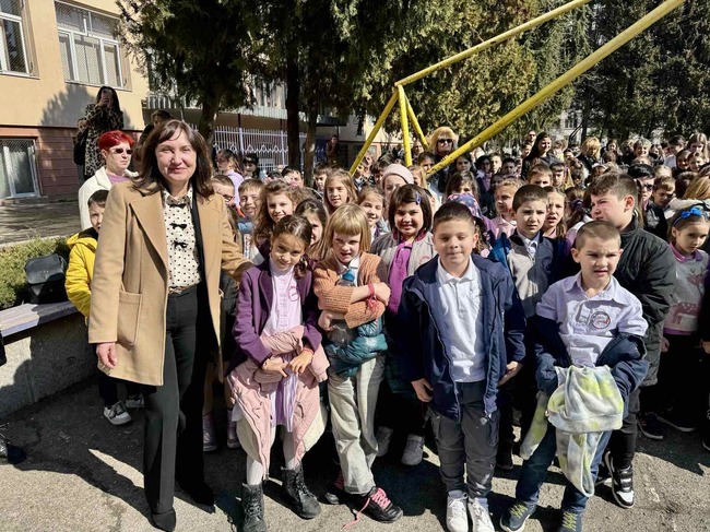 Зам.-кметът Надежда Чакърова: Шесто ОУ „Свети Никола“ съхранява традициите вече 184 години 