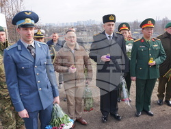 По време на тържественото събитие пред паметника на украинските войници и българските опълченци, организирано от Посолството ни в Киев. Снимки: Евген Смушков