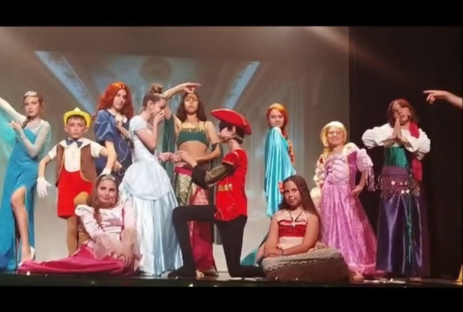 Театър „Музикална кутийка“ в Малага посрещна на премиерата си „Върни ме в моята приказка“ гости от България