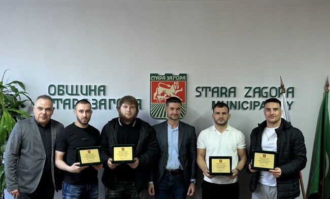 Община Стара Загора: Секретарят Николай Диков отличи бойците на „Атила“ за постиженията им на Европейското първенство по ММА в Белград