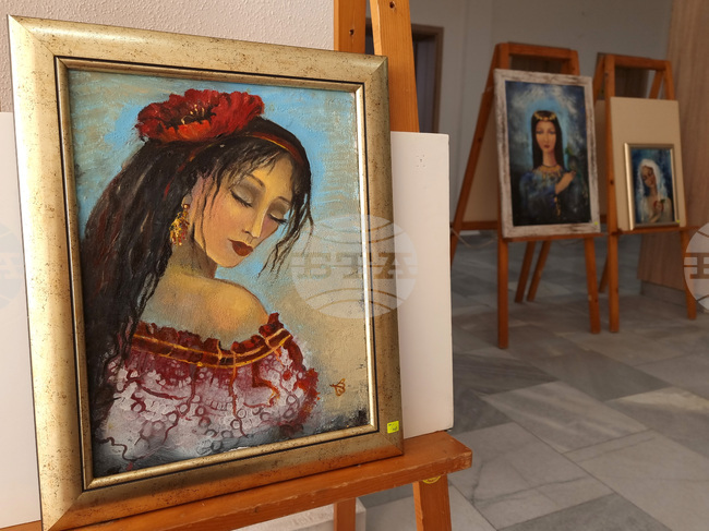 Писателката Ваня Велева представи самостоятелна изложба в Ямбол