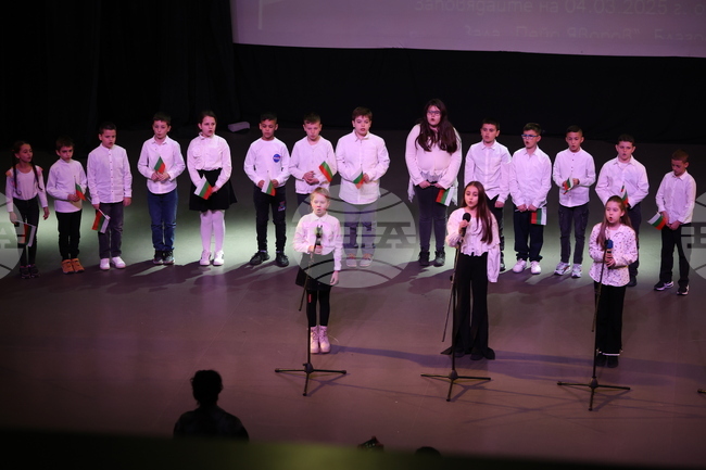 Концерт - спектакъл "История и бъдеще" представиха учениците от Средно училище "Св. Климент Охридски" в Благоевград