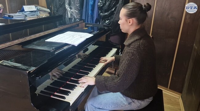 Млади пианисти от Разград усъвършенстваха клавирните си умения в майсторски клас при Фидоси Керчев