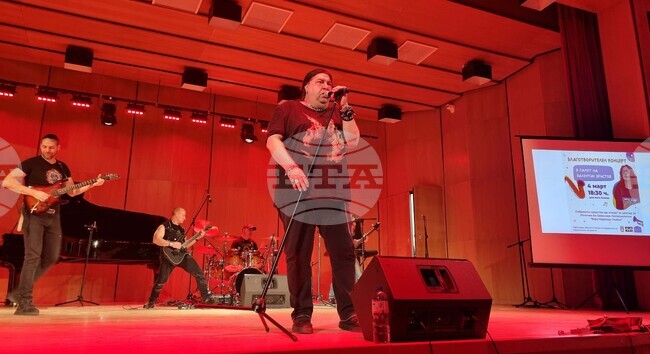 Музиканти от различни поколения се събраха в Плевен на концерт в памет на момчето, загинало след като пуши вейп