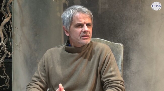 Режисьорът Стоян Радев за „Хамлет“: Житейската връзка между баща и син Атанас и Ясен Атанасови става камертон на цялото представление