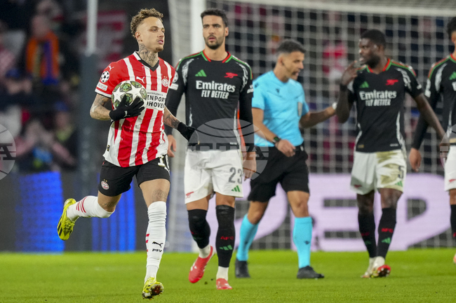 Наполи се интересува от нападателя на ПСВ Айндховен Ноа Ланг