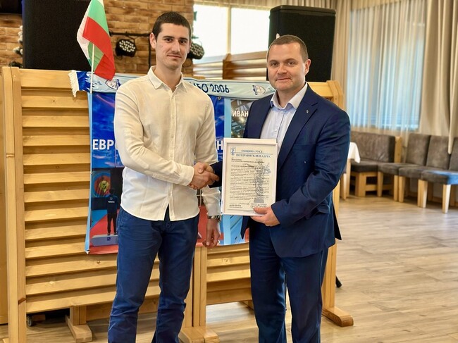 Община Русе: Европейският шампион по стрелба с лък Иван Банчев бе отличен от кмета Пенчо Милков