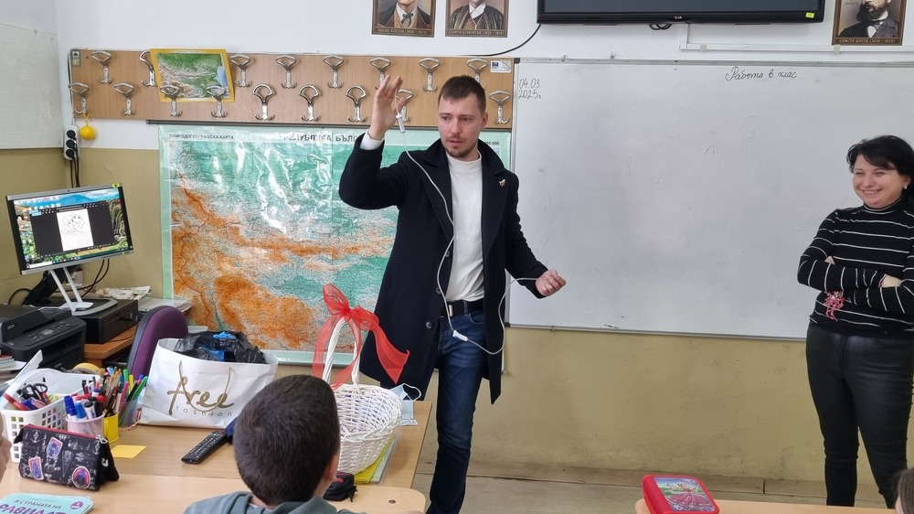 Лекар от МБАЛ - Пазарджик изнесе урок за здравословното хранене в Средно училище "Д-р Петър Берон" в Пазарджик 