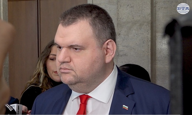 Може ли да имаш неутрална позиция винаги да си безгръбначен, коментира Делян Пеевски позицията на кабинет след заседанието на Съвета по сигурност