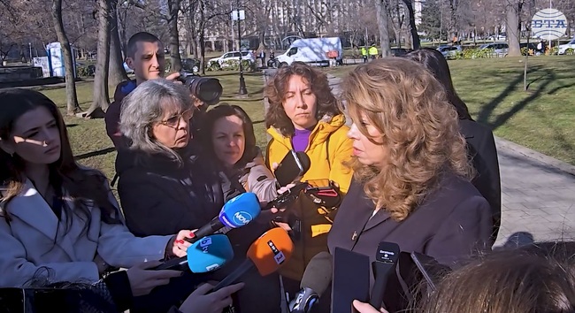Безспорно е добър сигнал, че вчера министър-председателят събра Съвета за сигурност, каза Илияна Йотова