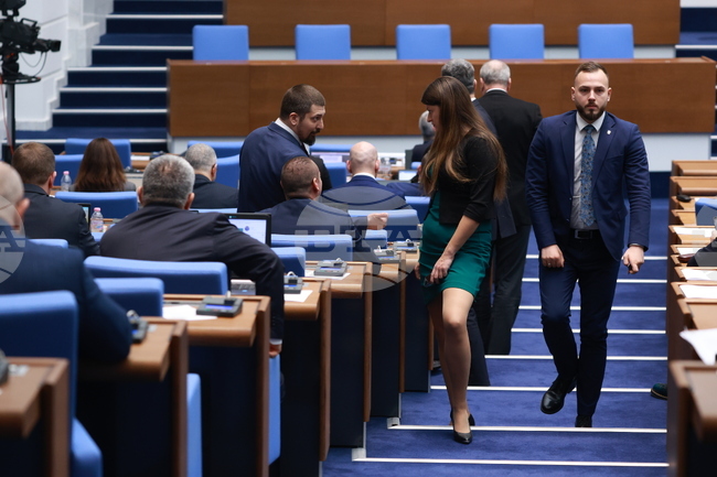 Заседанието на парламента утре ще започне в 11:00 часа, решиха депутатите