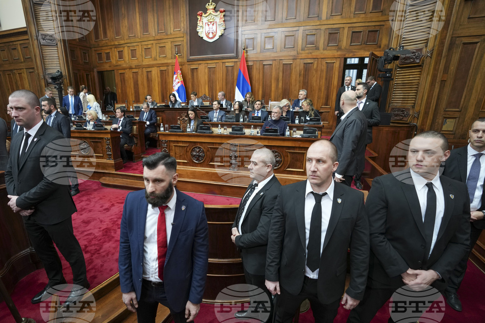 Опозицията в сръбския парламент бойкотира днешното заседание след инцидент с димни бомби от вчера