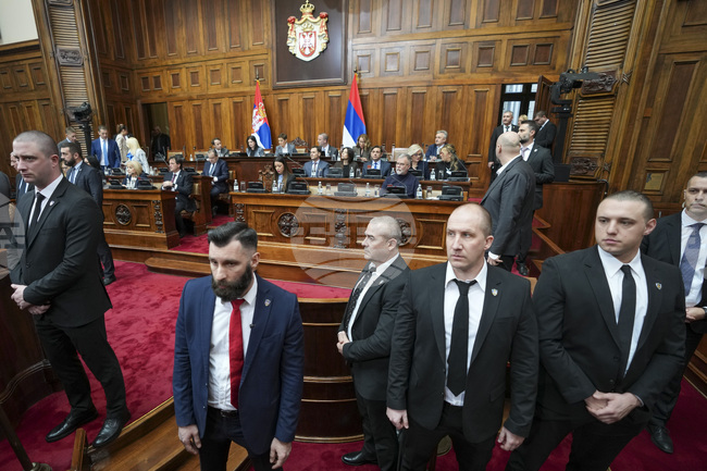 Опозицията в сръбския парламент бойкотира днешното заседание след инцидент с димни бомби от вчера