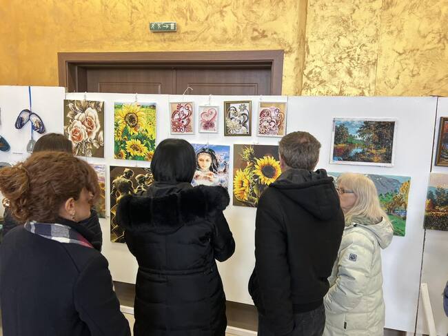 Дами от Омуртаг показват сръчност в изложбата „Красота, сътворена от човешките ръце" 