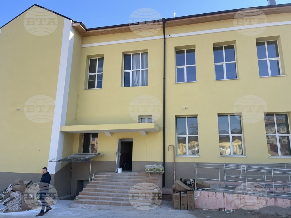 Ремонтът на Четвърто основно училище „Христо Смирненски“ в Петрич ще приключи до началото на новата учебна година, уверяват от общината