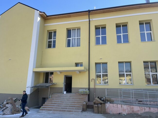 Ремонтът на Четвърто основно училище „Христо Смирненски“ в Петрич ще приключи до началото на новата учебна година, уверяват от общината