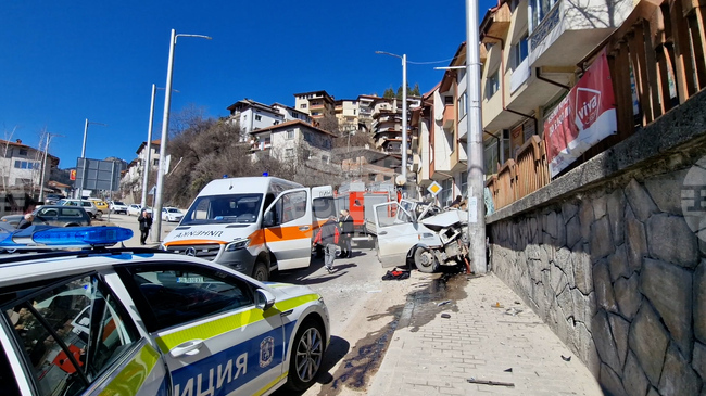 Камион се удари челно в електрически стълб, трима са пострадали