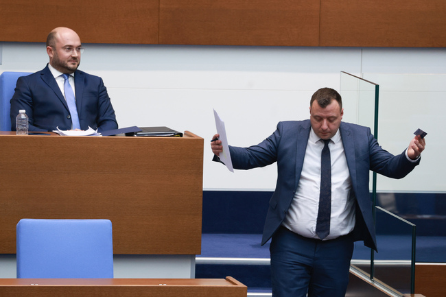 Парламентът обсъжда на първо четене Законопроект за несъстоятелност на физическите лица, внесен от "Възраждане"