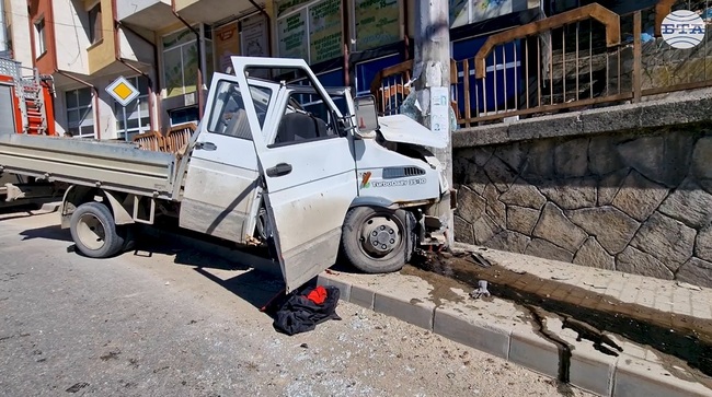 Камион се удари челно в електрически стълб, трима са пострадали